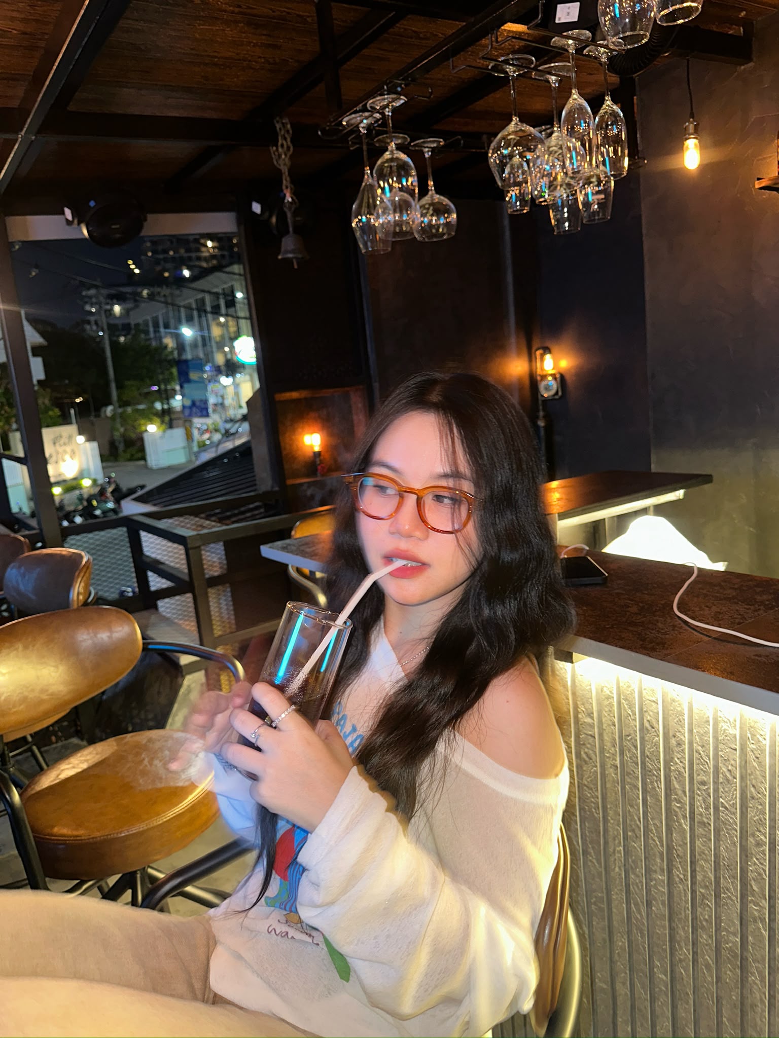 แขกจิบเครื่องดื่มเย็นๆ ที่ RUST
