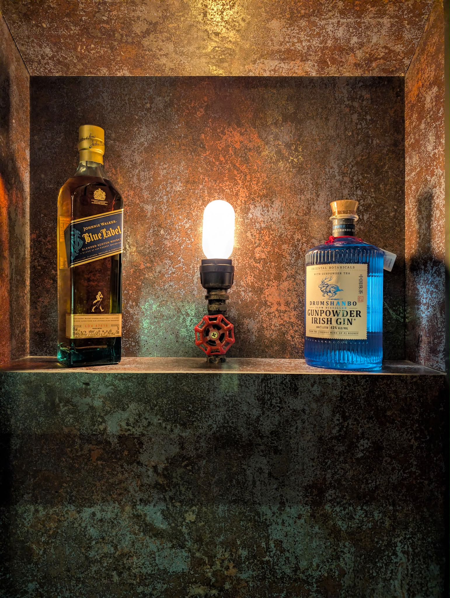 ชั้นวางวิสกี้ Blue Label และจิน Gunpowder ที่บาร์ RUST